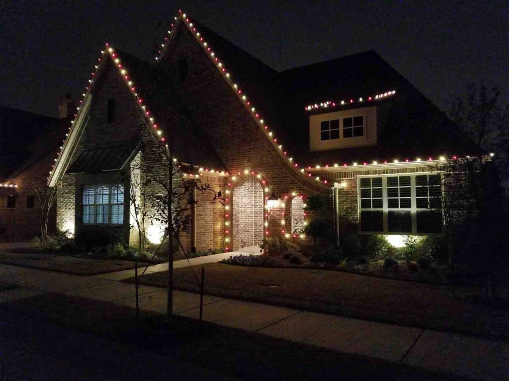 2 Awesome Reasons To Hire A Professional To Install Your Holiday Lights